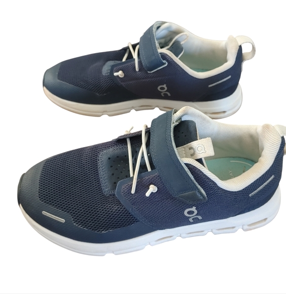 Kids On Cloud Play Midnight | White Sneaker - Picture 5 of 10